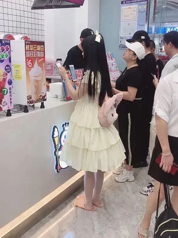 妹子窮的絲襪都破了！插圖10
