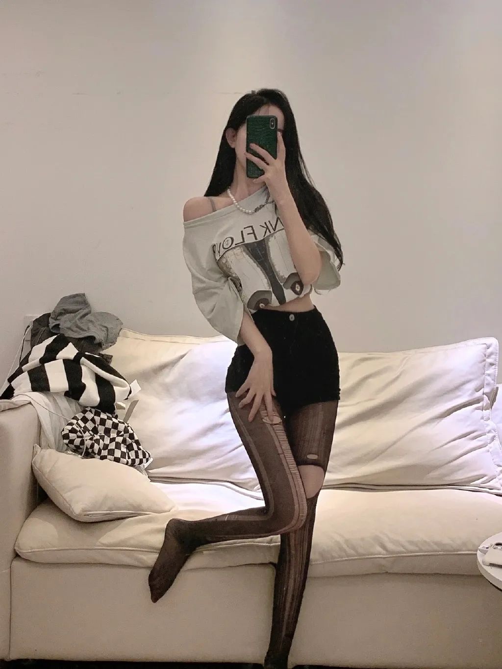 妹子絲襪都破了，好心疼??！插圖3