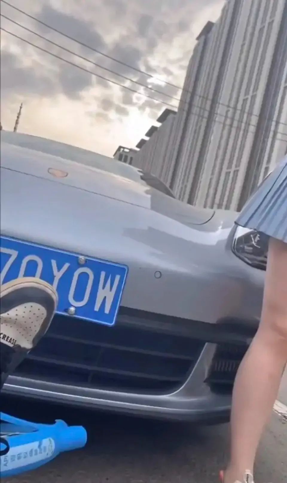 小姐姐?睡過(guò)站了，要不要叫醒她？插圖28