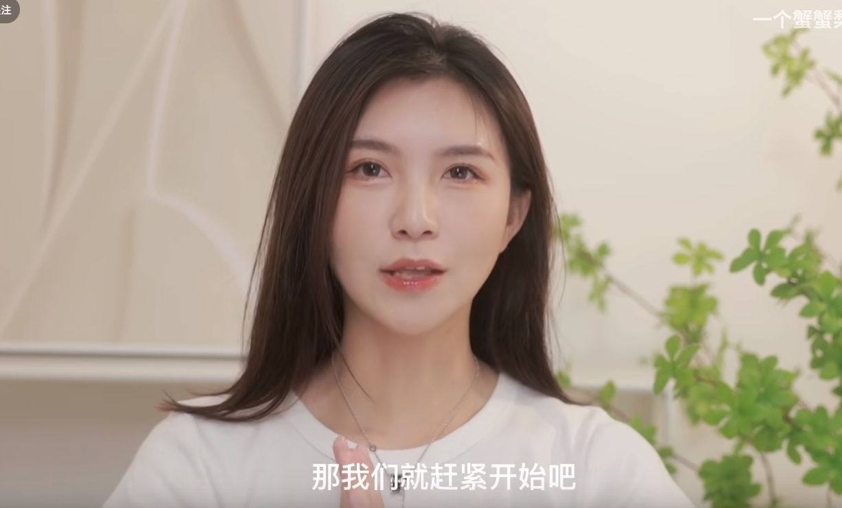 B站一個(gè)蟹蟹梨酷似“蒂法”爆火小姐姐火了，也有點(diǎn)像鄒兆龍！插圖