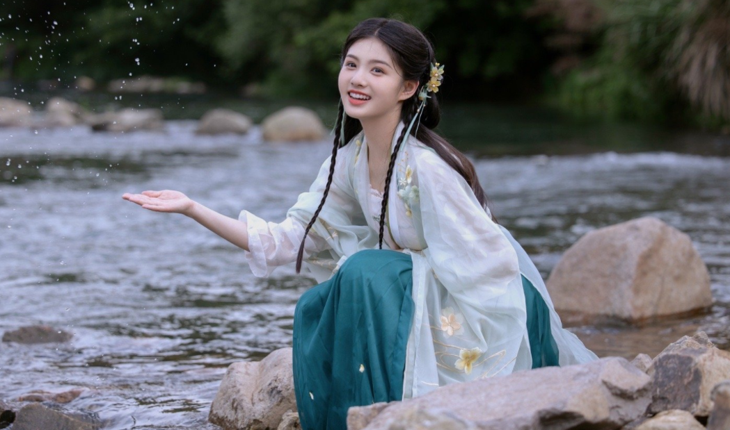 14歲童星拍國風(fēng)cos多絕 美成了神仙姐姐劉亦菲？插圖6